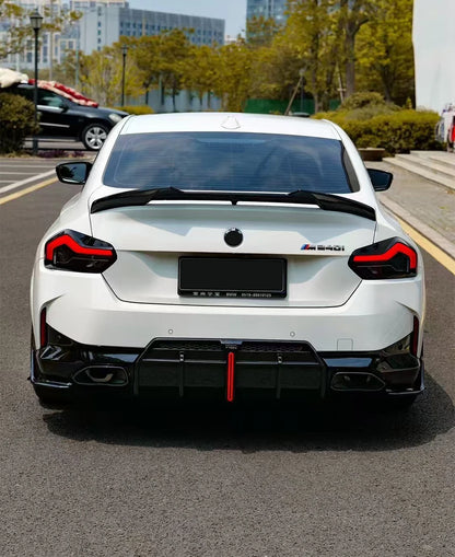 ديفيوزر خلفي مع LED لبي إم دبليو الفئة الثانية G42 M240i / M235i M Sport (2023+) – أسود لامع